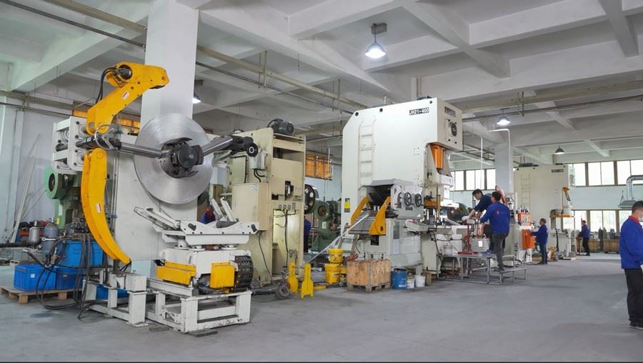 workshop of single pole solar bracket